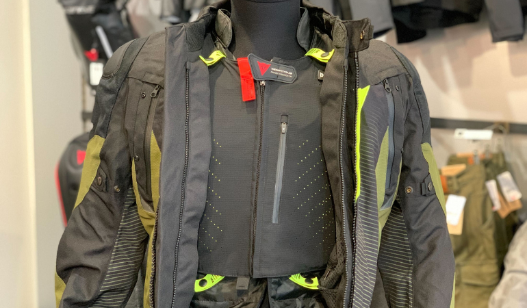 SUPER SPRINT D-DRY JACKETとは？3シーズン対応防水ジャケットの魅力